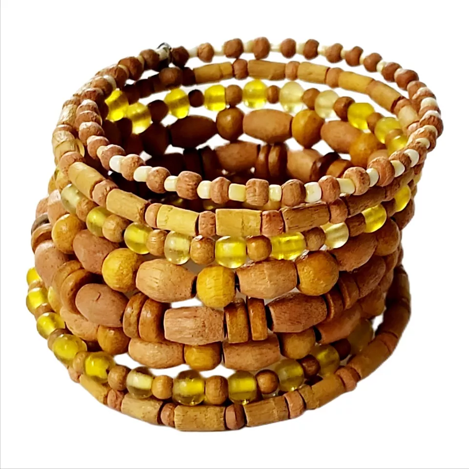 Brazalete envolvente estilo tribal alambre memoria cuentas vidrio amarillo y madera boho Foto 1 de 4