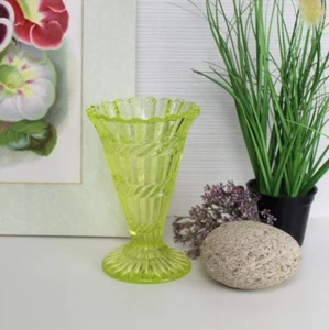 Jarrón trompeta verde victoriano pequeño. Vidrio prensado de uranio/vaselina. 14 cm de alto - Imagen 1 de 4