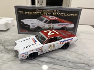AUTOGRAPHED David Pearson 1971 Mercury Cyclone 1/24 Diecast University Of Racing - Picture 1 of 6