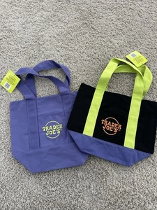 Trader Joe's Halloween 2 Mini Tragetaschen lila, bunt Neu mit Etikett - Bild 1 von 5