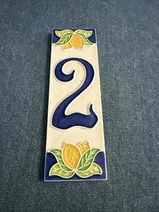 Hausnummern in Keramik.2x6 Zoll.Kachel Nummer 2 Hergestellt/bemalt von Hand in Italien - Bild 1 von 2