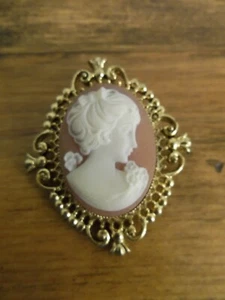 CAMEO PIN PERFUME GLAZE 1970 - Picture 1 of 2