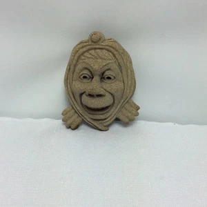 Vintage handgeschnitzte Mönch Wandbehang Skulptur Plakette Beton 4" hoch. - Bild 1 von 2