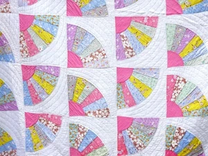 VINTAGE HANDSTITCHED GRANDMOTHER'S FAN QUILT CHINTZ FEEDSACK PRINT 98" by 74" - Bild 1 von 20