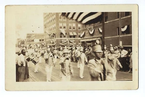Trompetas y tambores postal RPPC desfile banda marcha patriótica c1930 - Imagen 1 de 2