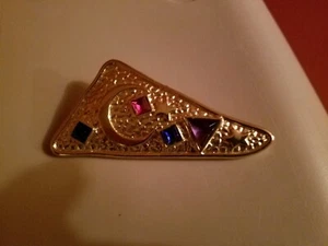 Mod Look Modeschmuck Pin. Gold mit Halbmond und Stern & 4 bunten Edelsteinen.Neu - Bild 1 von 4