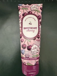 Bath & Body Works Sweetheart Cherry ultimative Feuchtigkeitskörpercreme 8 Oz. - Bild 1 von 1