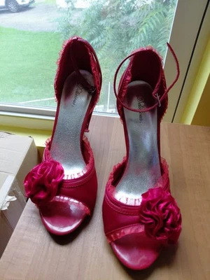 Delicious tacones para mujer rojos satinados con detalles florales Foto 1 de 4