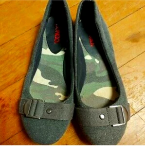 Gray flats w/buckle accent; size 7 - Picture 1 of 5