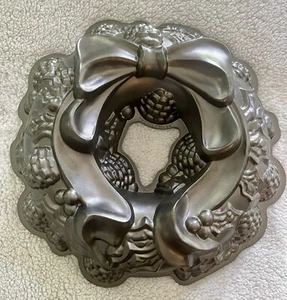 Nordic Ware Christmas Wreath Pinecones Bundt Cake Pan Williams Sonoma 12“ 9 Cup - Picture 1 of 3