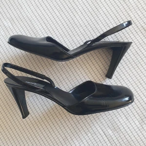 3x getragen DKNY Donna Karan sexy HIGH HEEL SANDALETTE Riemchen Pumps LACKLEDER - Bild 1 von 10