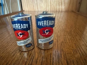 2x Vintage Eveready Classic Batteries - C Size No. 935 w/ Black Cat 9 Lives Logo - Picture 1 of 1