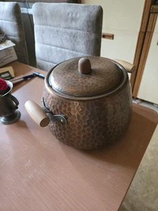 GEHÄMMERTER KUPFER TOPF BOWLE HOLZ METALL GRIFFE  - Bild 1 von 6