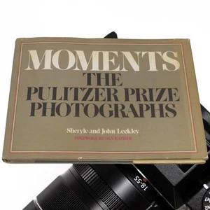 Moments The Pulitzer Prize Photographs Hardcover Book & DJ 1978 Leekley - Foto 1 di 8