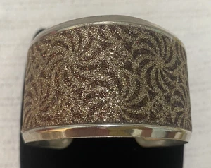 Breites Armreif Armband mit strukturierten, glitzernden, braun- und silberfarbenen Tönen - Bild 1 von 22
