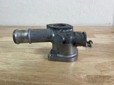 Brida de salida de refrigerante del motor Volkswagen Jetta 2004-2005 OEM 038-121-133 J Foto 1 de 4