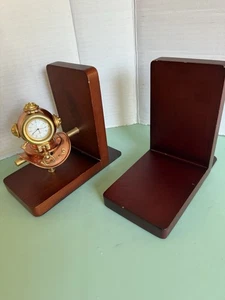 Vintage Messing Taucherhelm Maritim Design Buchstützen mit Uhr auf Holzsockeln - Bild 1 von 21