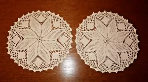 2 gehäkelte Deckchen-Handarbeit-Häkeldeckchen-Spitzendeckchen-Tischdecken-unben. - Bild 1 von 4