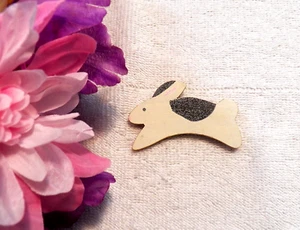 CLASSIC PIN BROOCH LEAPING RABBIT BIG EAR BUNNY FLUFFY TAIL WOODEN HMK CDS SH24A - Picture 1 of 4