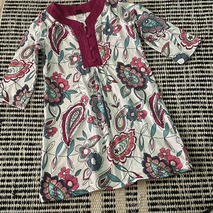 Tee Größe 7 weiß & burgunderrot Mädchen Paisleymuster Kleid - Bild 1 von 5