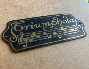 antikes Messing Schild Triumphola Rachals Musik Instrument Klavier Flügel 4113-6 - Picture 1 of 5