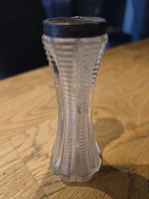 Jarrón antiguo de plata maciza con borde de vidrio cortado con tallo de ramillete de una sola flor H/M 1902 Foto 1 de 3