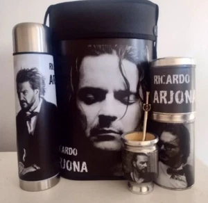 RICARDO ARJONA - JUEGO con BOLSA Mate + Bombilla + Azúcar + Yerbera + Termo - Imagen 1 de 1