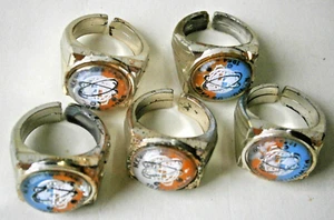 (5) 1964 - 1965 New York World's Fair Unisphere Advertising Souvenir Toy Rings - Picture 1 of 4