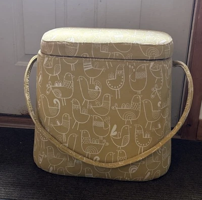 Asiento artesanal portátil de almacenamiento otomano con patrón de pájaro amarillo primitivo de granja Foto 1 de 4