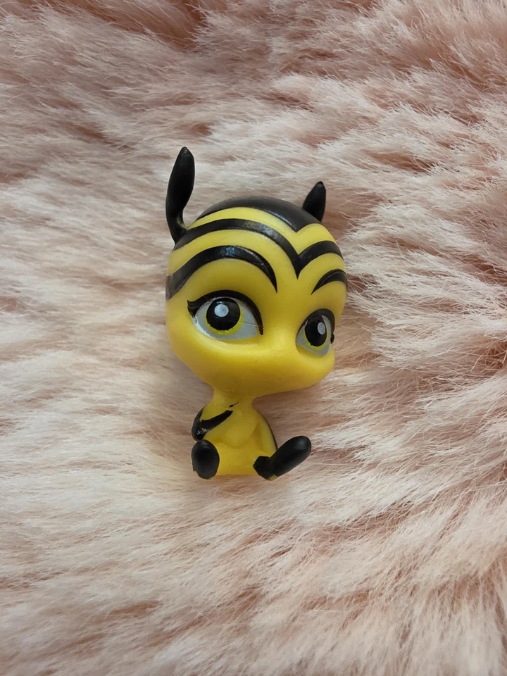 神奇瓢虫蜂王后娃娃花粉 1 英寸人偶玩伴 — 第 1/1 张图片