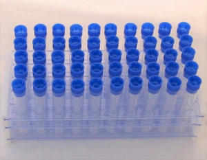 Estante de tubo de ensayo de plástico con 50 tubos y tapas transparentes 15x100 mm Nuevo - Imagen 1 de 2