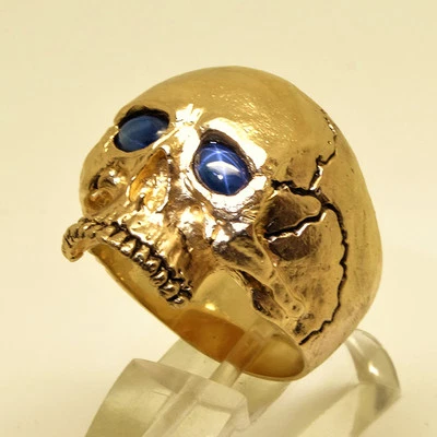 Anel caveira ouro amarelo 14K Memento Mori motociclista tamanho safira por UNIQABLE - Imagem 1 de 4