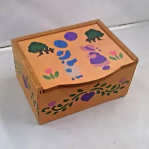 Caja de baratijas de madera pintada a mano vintage plantilla cottagecore 41/4"x 21/2" x 51/4" - Imagen 1 de 9