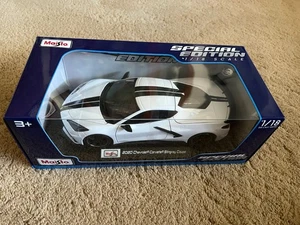 Maisto Special Edition 1/18 Diecast Chevrolet 2020 C8 Corvette White Black Strip - Bild 1 von 3