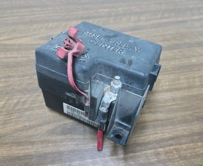 Dodge Stratus 2001-2004 caja de conexiones de fusibles de motor de 2,4 L OEM. 04608774AD Foto 1 de 4