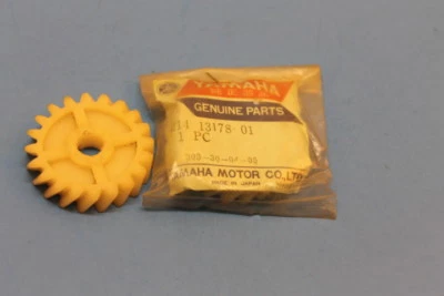 NOS Yamaha DT1 RT1 RT2 DT2 RT2MX Pump Drive Gear 214-13178-01 - Image 1 of 4