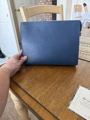 路易威登海军蓝EPI皮革Pochette — 第 1/4 张图片