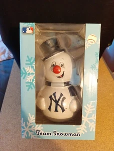 Forever Collectibles New York Yankees Team Snowman 7” Tall Figurine - w/box - Picture 1 of 3