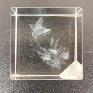Pisapapeles de vidrio grabado - Colibrí y flores bloque de cristal 3D, usado - Imagen 1 de 10