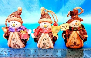Mini adornos navideños de muñeco de nieve estilo madera tallada - Imagen 1 de 4