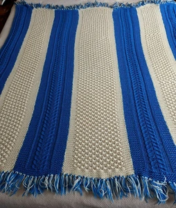 Jet afghan bleu crème rayé tricoté main vintage 68" X 57" Boho Cottage Coastal - Photo 1 sur 4
