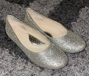 Women's IVANKA TRUMP gold sparkly fabric ballet flats shoes sz. 5 $110 - Picture 1 of 4