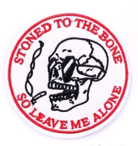 Stoned to the Bone So Leave me Alone Schädel Unkraut bestickt Nähen oder Aufbügeln Patch - Bild 1 von 2