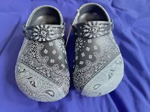 Zuecos Crocs BANDANA para mujer 7/hombres 5 azules/negros - Imagen 1 de 6