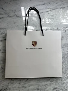 NEU Porsche Merch Medium Papier weiß Einkaufstasche Geschenk Tasche Griff 9,75x10,75x4,75" - Bild 1 von 2