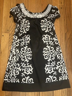 Vestido feminino Apostrophre grande preto branco decorativo decote manga folhada - Imagem 1 de 4