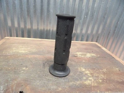 Punho de borracha lateral esquerdo 99-00 Honda CBR600F4 53166-MY9-890 - Imagem 1 de 2