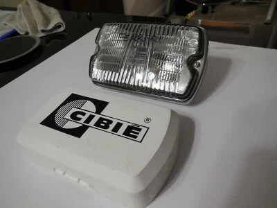 Lámpara antiniebla cromada Cibie 35, completa, montaje trasero tipo Ferrari, variación rara Foto 1 de 4