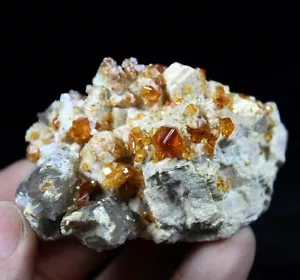 Granate Gemmy Spessartine 71 g 60 mm en Felspar y cuarzo ahumado China CM552229 - Imagen 1 de 4