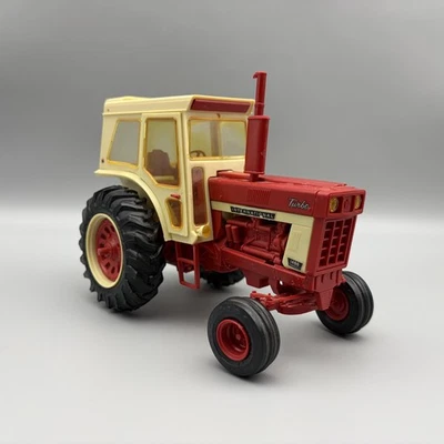 Tractor de juguete de plástico International Harvester 1466 Turbo Farmall de colección Foto 1 de 4